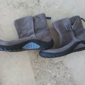 Privo by Clarks short gray suede boots size 7W